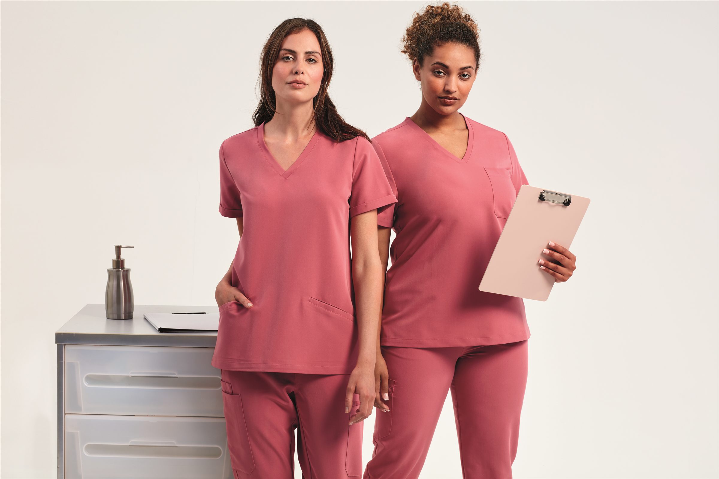 Casacca Mediswear Calm Pink personalizzata con logo studio — servizio Brandable